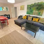 Spacious Close To Attractions *