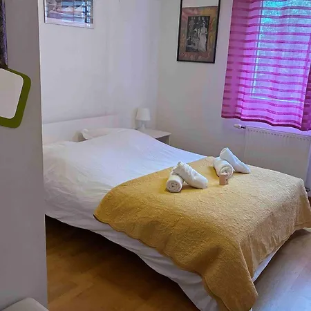 Spacious Close To Attractions *