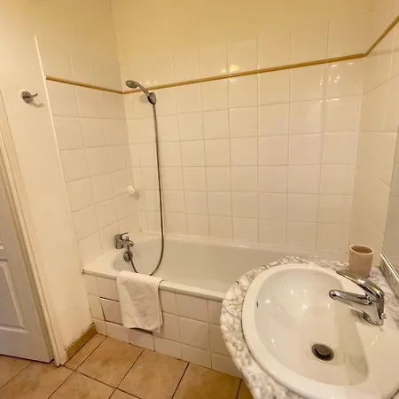 Daire Spacious Close To Attractions *