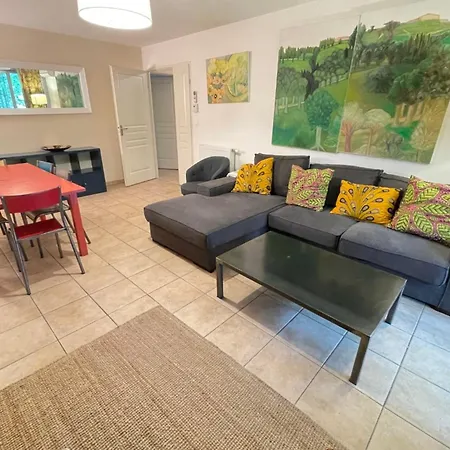 Spacious Close To Attractions *