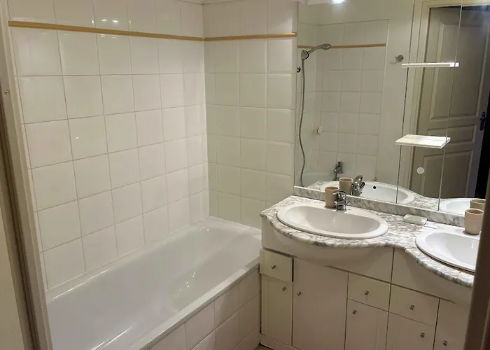 Spacious Close To Attractions