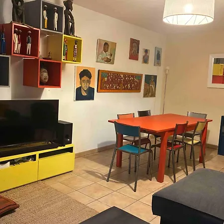 Spacious Close To Attractions Διαμέρισμα